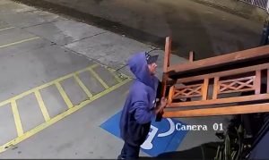 Criminosos furtam banco de madeira em casa de repouso no Jardim Esplanada