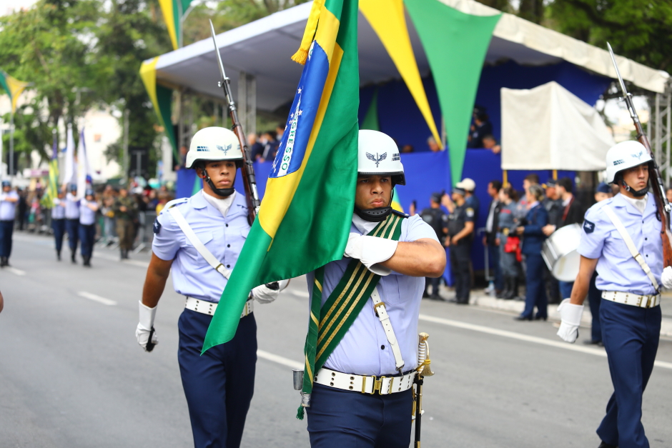 Desfile cívico militar reúne 30 mil em São José, segundo prefeitura