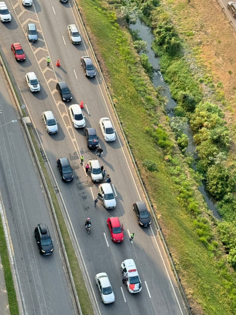 Engavetamento em São José dos Campos complica trânsito