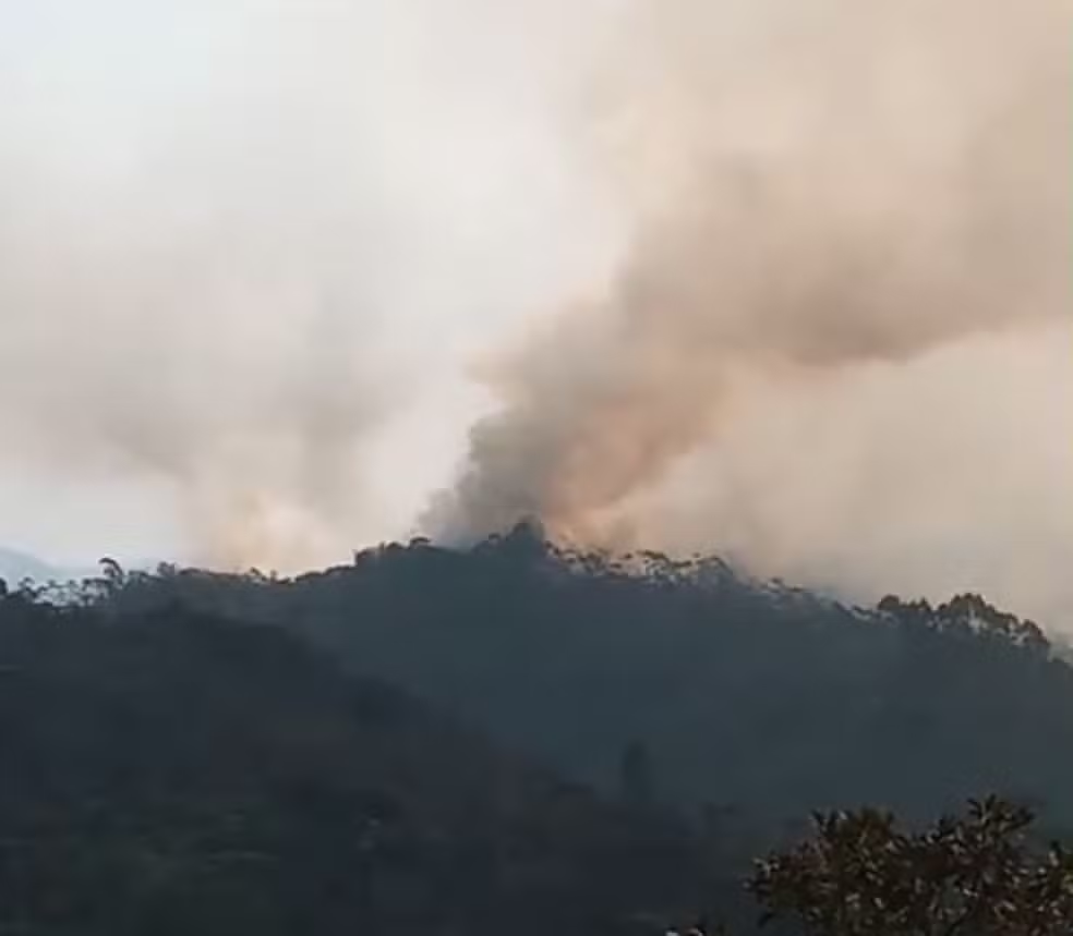 Fogo atinge vegetação no Pq. Estadual da Serra do Mar em Cunha