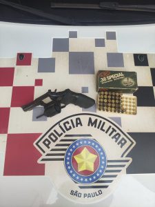 Homem de 60 anos é preso por porte de arma e ameaça contra menina de 15