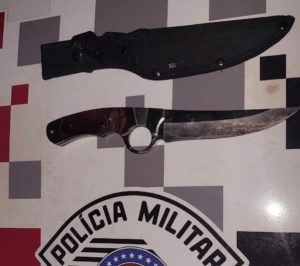 Homem é preso após agredir parceira com faca