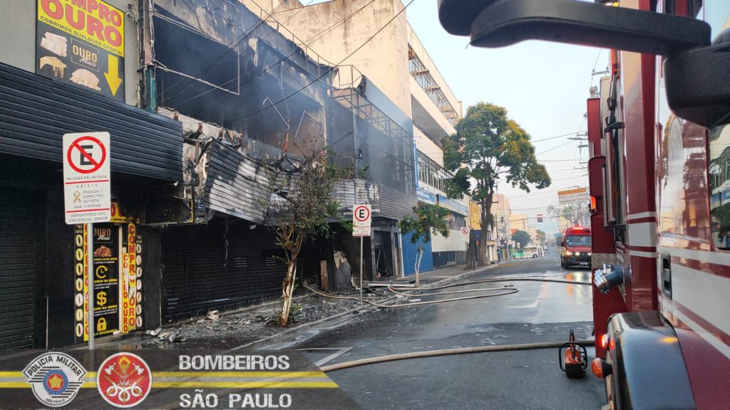 Incêndio em loja no Centro de Taubaté mobiliza bombeiros