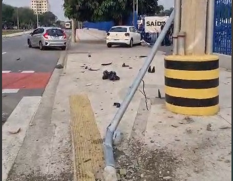 Motorista perde controle e bate em poste e portão de shopping