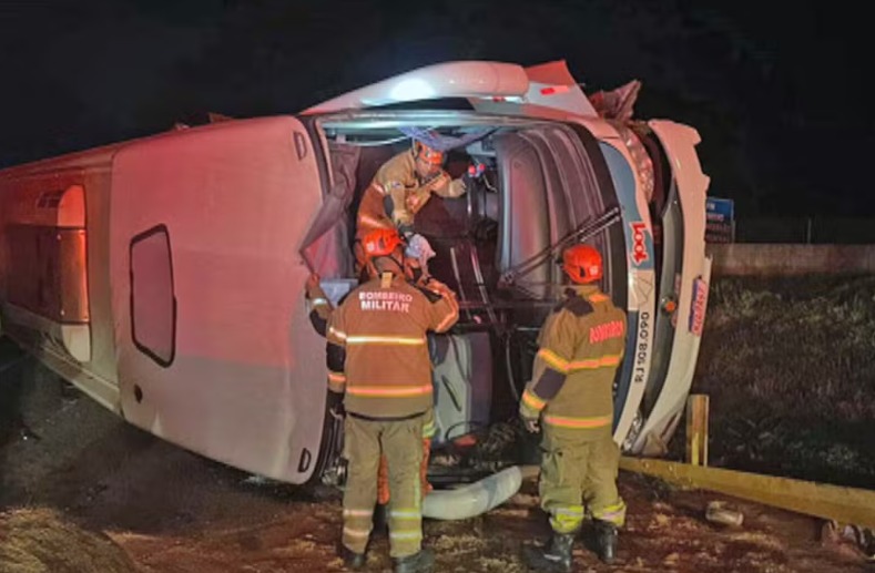 Ônibus que voltava de Aparecida tomba e deixa 20 feridos no Rio