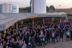 Metalúrgicos rejeitam proposta GM e aprovam aviso de greve