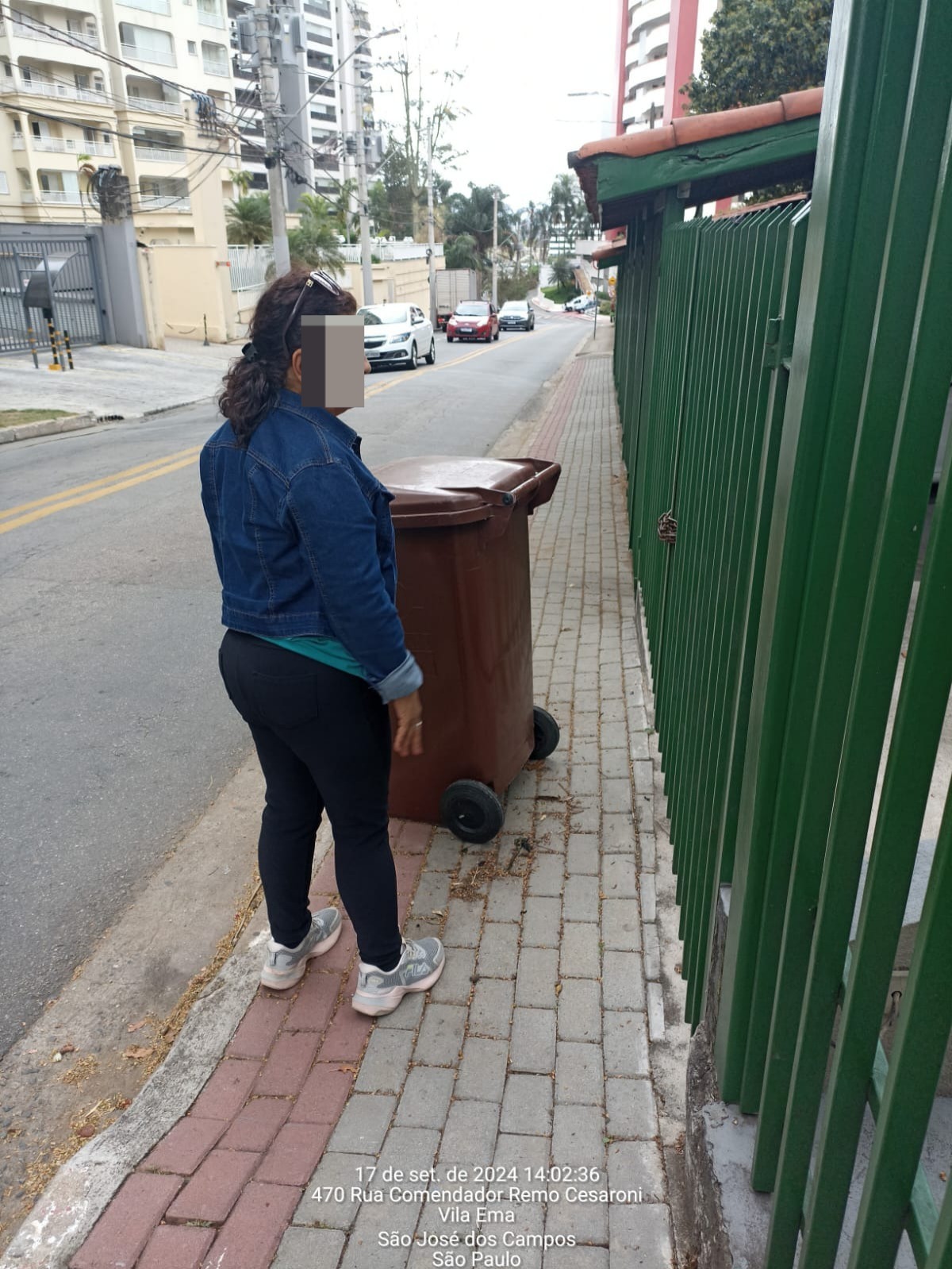 Contêineres de lixo em calçada atrapalha mobilidade de pedestres 