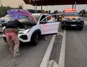 Pistola é apreendida em veículo furtado na cidade de Jacareí