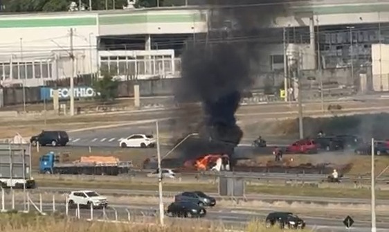 Carro pega fogo na Via Dutra em São José dos Campos