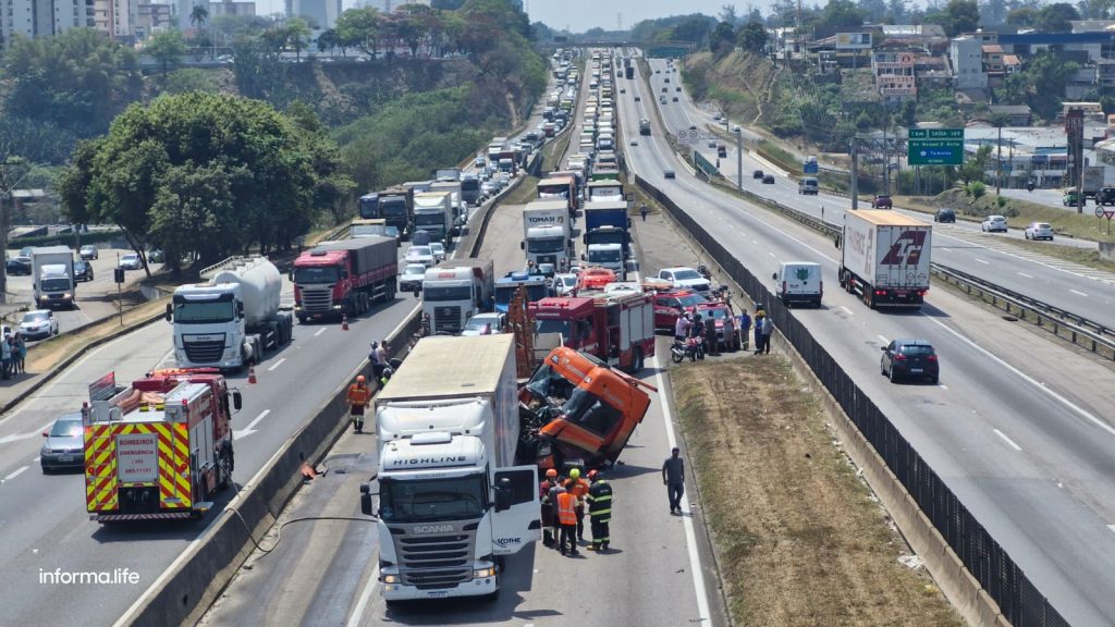 Acidente na Via Dutra em São José dos Campos mobiliza bombeiros; Via interditada