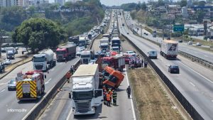 Acidente na Via Dutra em São José dos Campos mobiliza bombeiros; Via interditada