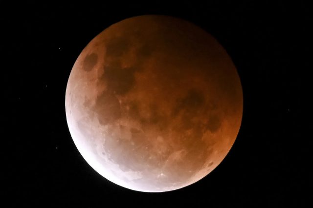 Eclipse lunar parcial e superlua no céu em setembro