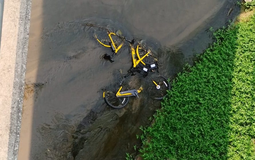 Bicicletas e patinete jogados em córrego causam revolta em São José dos Campos