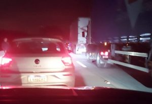 Acidente na Rodovia Carvalho Pinto deixa três mortos e feridos