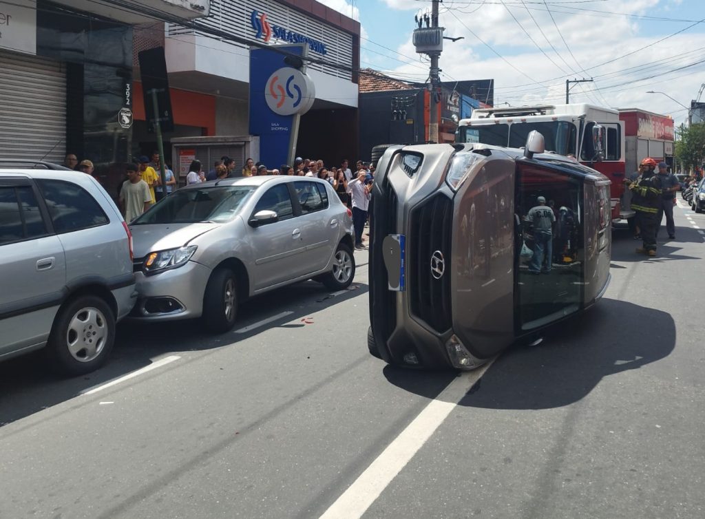 Acidentes com carros tombados no centro e Aquarius em São José