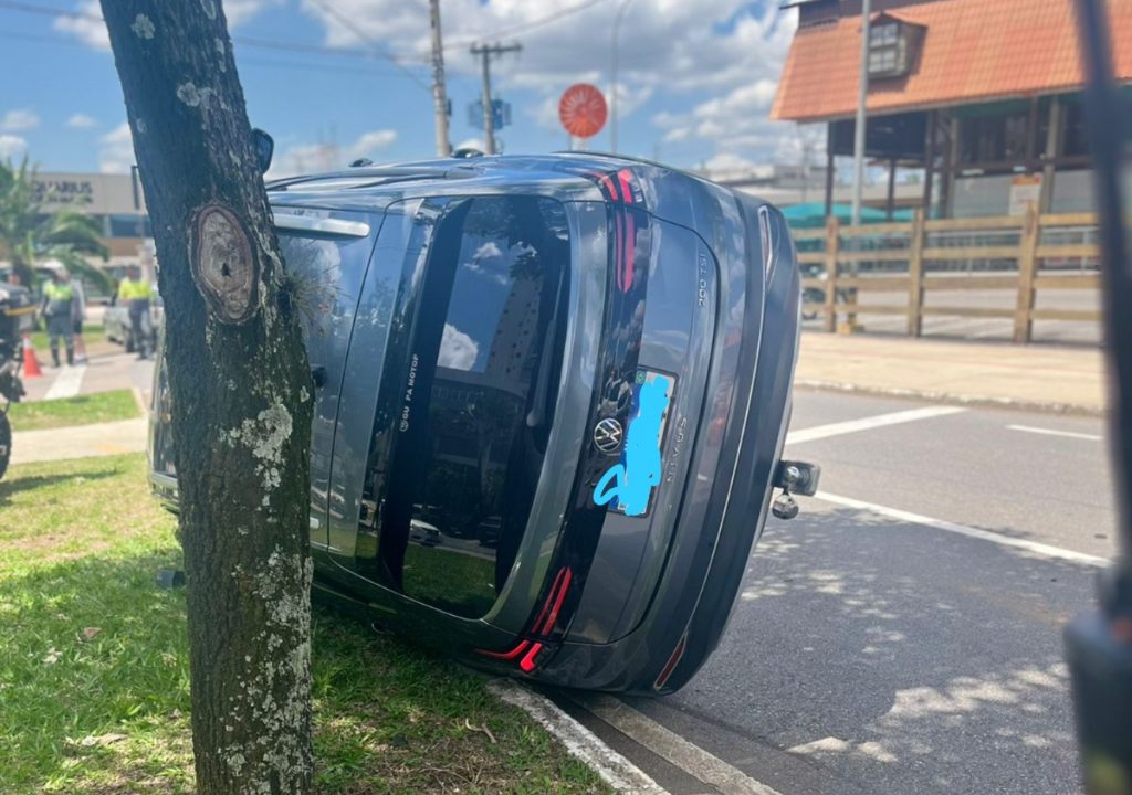 Acidentes com carros tombados no centro e Aquarius em São José