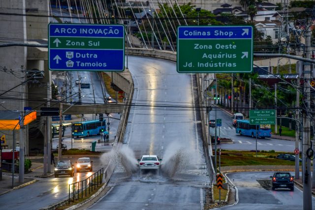 Alagamento na Ponte Estaiada causa risco a motoristas em São José