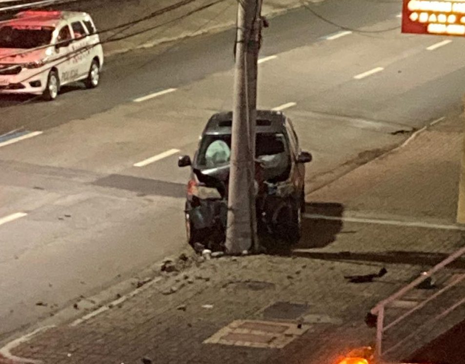 Carro bate em poste na avenida São João em São José dos Campos