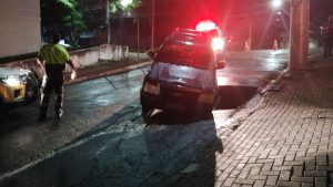 Carro cai em buraco após rompimento de tubulação da Sabesp no Jardim São Dimas