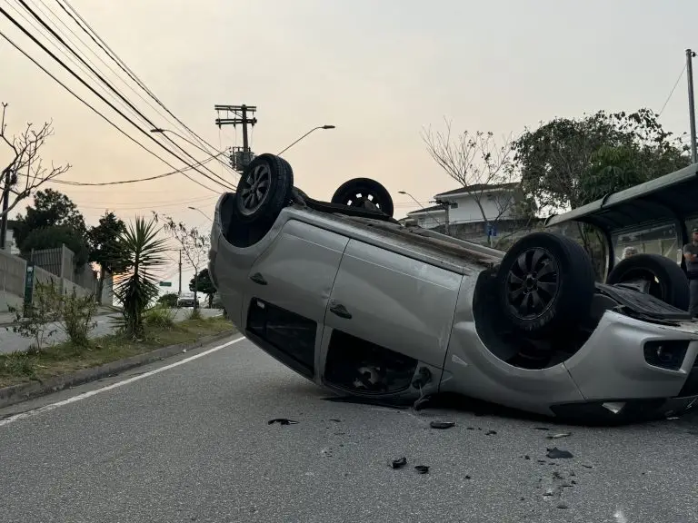 Carro capota após acidente de trânsito no Urbanova