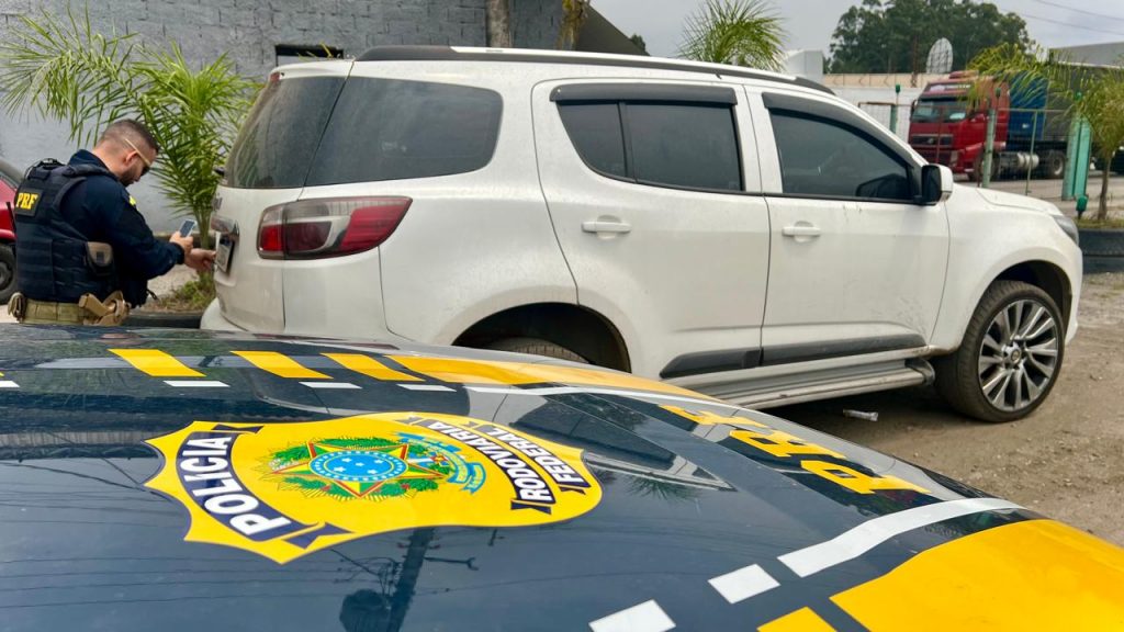 Carro furtado em São José é encontrado em posto na Dutra pela PRF