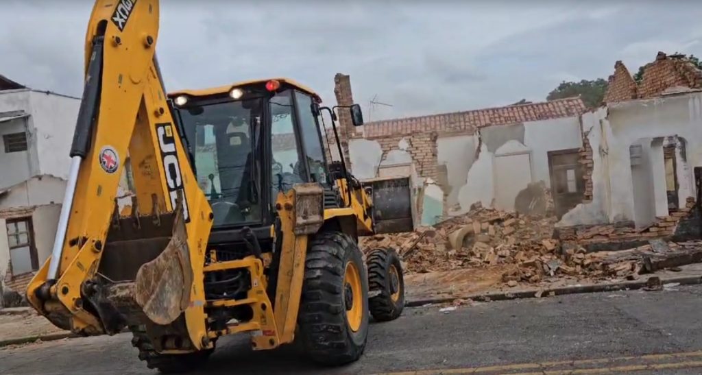 Imóvel usado para tráfico e consumo de drogas é demolido na Vila Maria