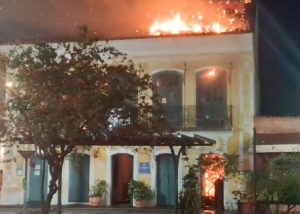Incêndio destrói prédio histórico na Rua da Praia, em São Sebastião