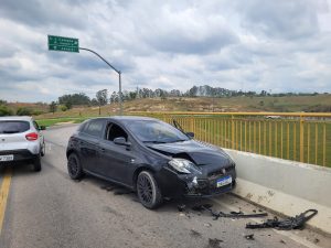 Motorista foge após colisão em Jacareí na antiga D. Pedro