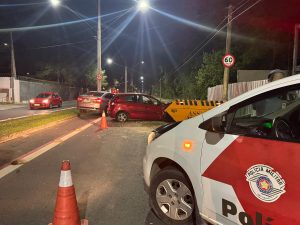 Motorista perde controle e bate em caçamba no Urbanova