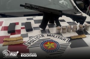 Mulher de 50 anos é presa por posse de fuzil e munições