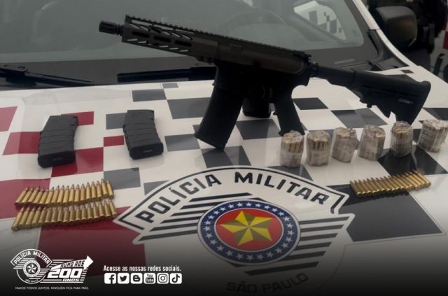 Mulher de 50 anos é presa por posse de fuzil e munições