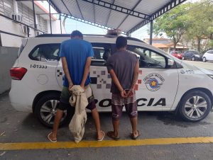 PM prende dois criminosos em ônibus após roubarem loja no centro