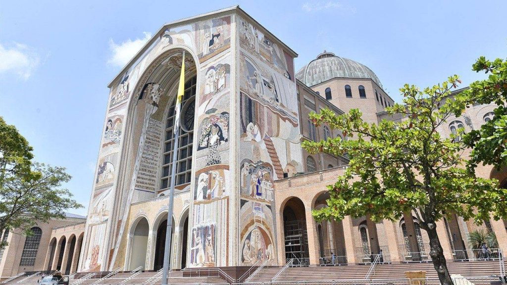 Santuário de Aparecida fica aberto 24h até domingo