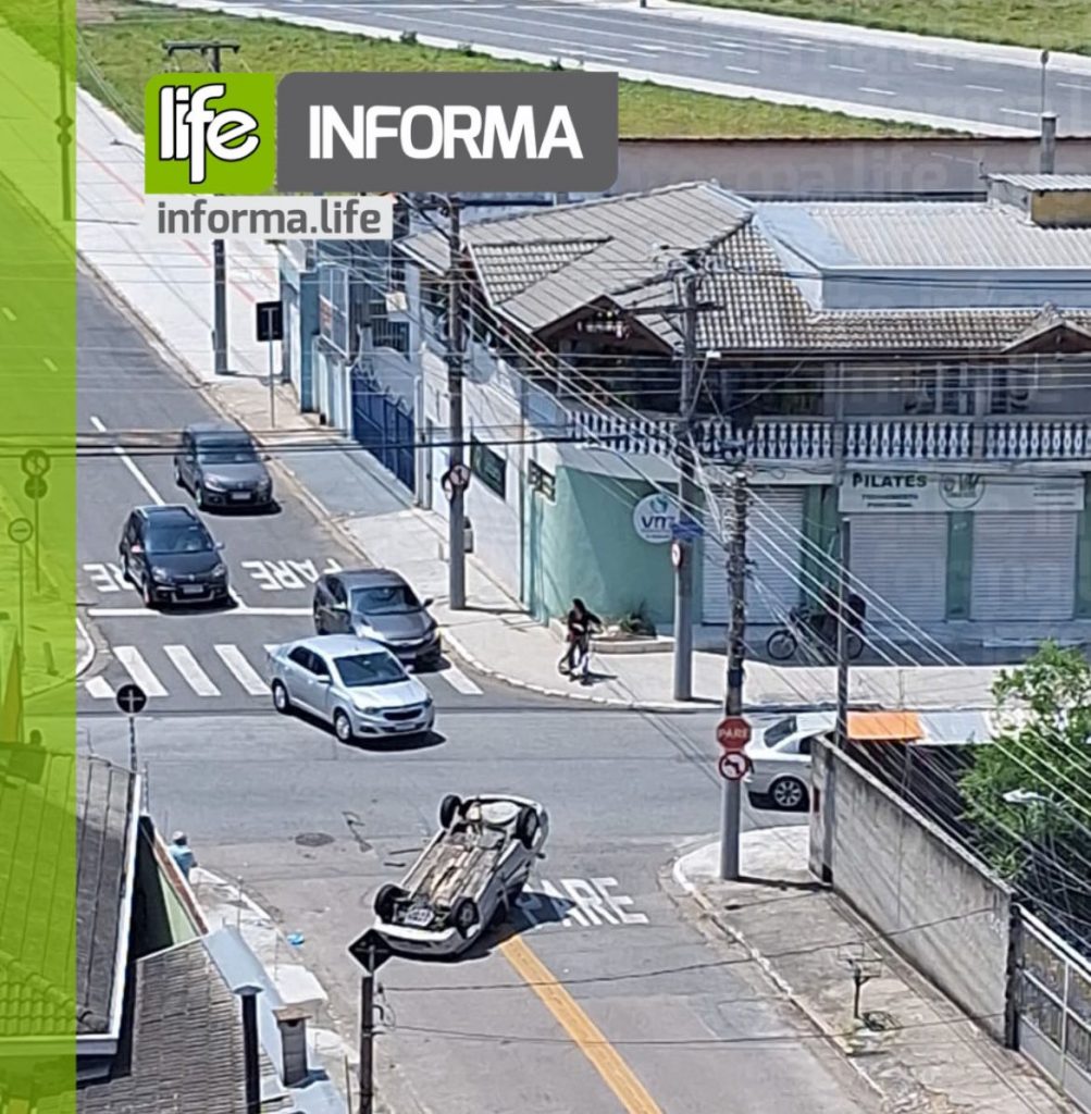 Carro capota na zona sul de São José dos Campos