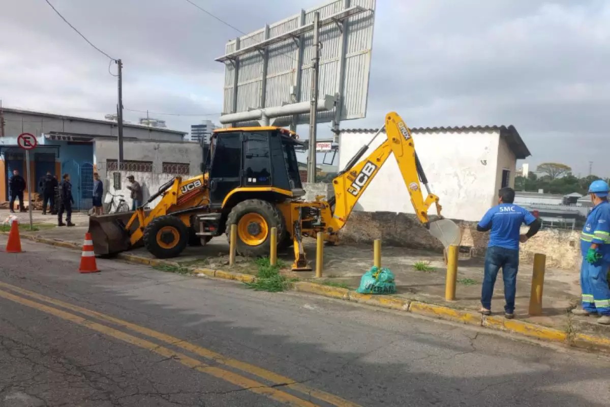 Prefeitura realiza demolição de casa abandonada na Vila Nair 