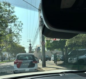 Movimentação de PM chama atenção de moradores na Rua das Piabas nesta manhã