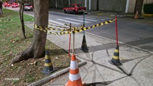 Aquarius Life: Buraco em calçada na avenida Allfredo Penido preocupa moradores