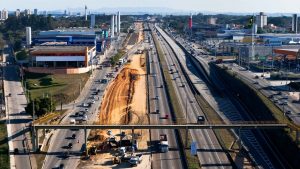 CCR realiza lançamento de vigas de passarela em São José dos Campos
