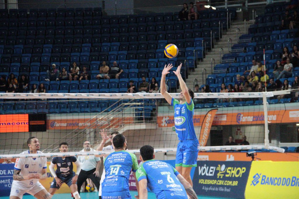 Em estreia emocionante, Vôlei São José vence time mineiro pela Superliga