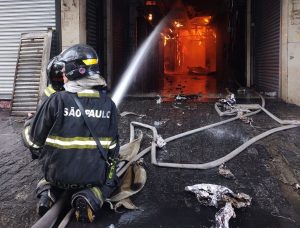 Incêndio de grandes proporções atinge shopping no Brás nesta quarta-feira