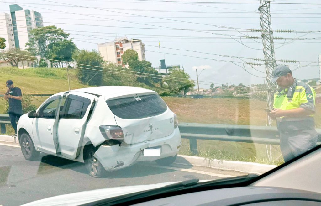 Acidente no Anel Viário deixa mulher ferida em São José