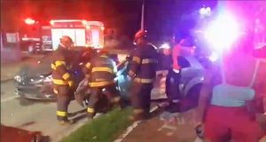 Acidente deixa dois feridos na avenida Tancredo Neves em São José