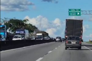 Acidente na Via Dutra em Guará causa transtornos; Congestionamentos passa de 10 km