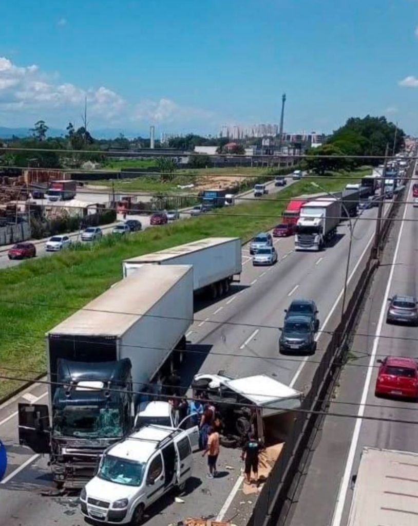 Acidente na Via Dutra envolve ao menos 4 veículos em Jacareí
