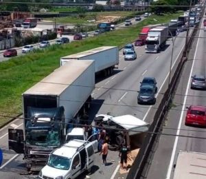 Acidente na Via Dutra envolve ao menos 4 veículos em Jacareí