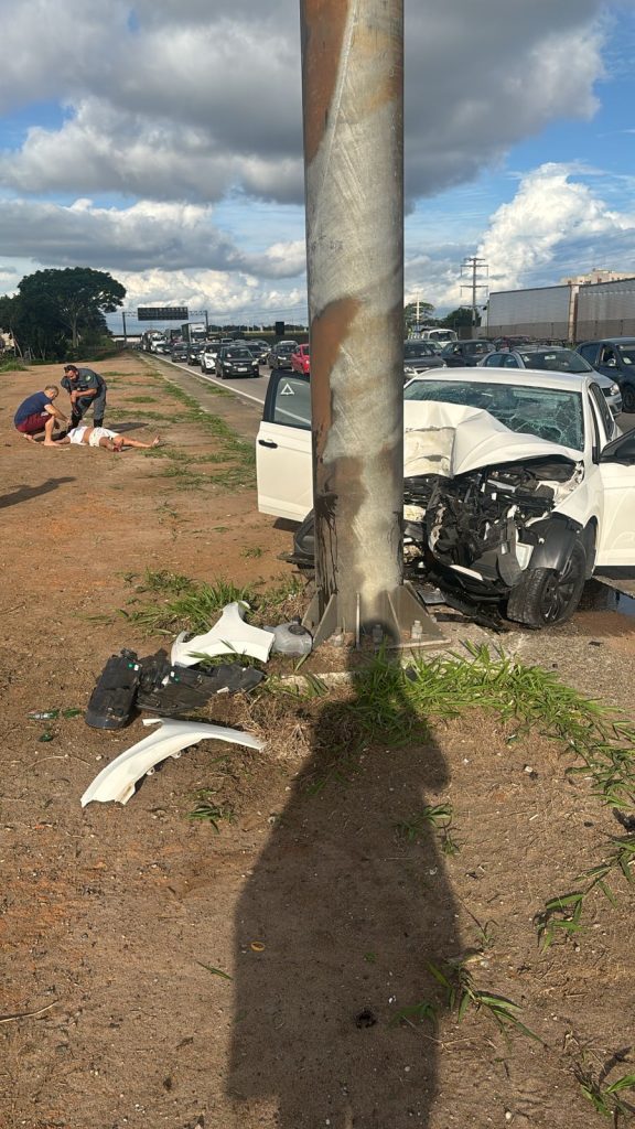 Acidentes na Via Dutra complicam trânsito no feriado