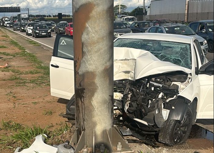 Acidentes na Via Dutra complicam trânsito no feriado