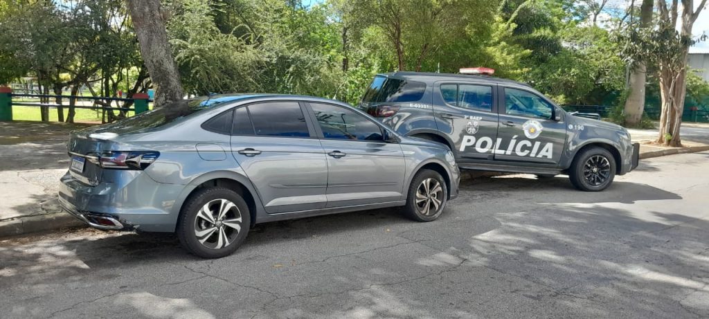 Baep prende 2 com carro furtado em São José