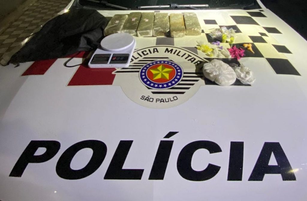 Homem é preso com muita maconha, crack e cocaína em Jacareí