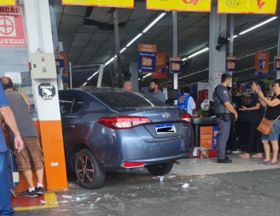 Carro invade supermercado e fere três pessoas em São José